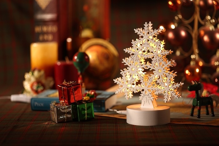 裝飾聖誕節的雪花聖誕樹燈飾
