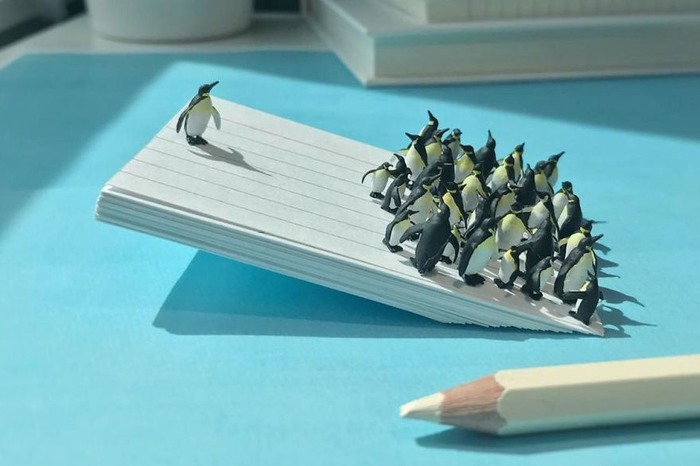 オシャレな味デスク上のアート　ペンギン