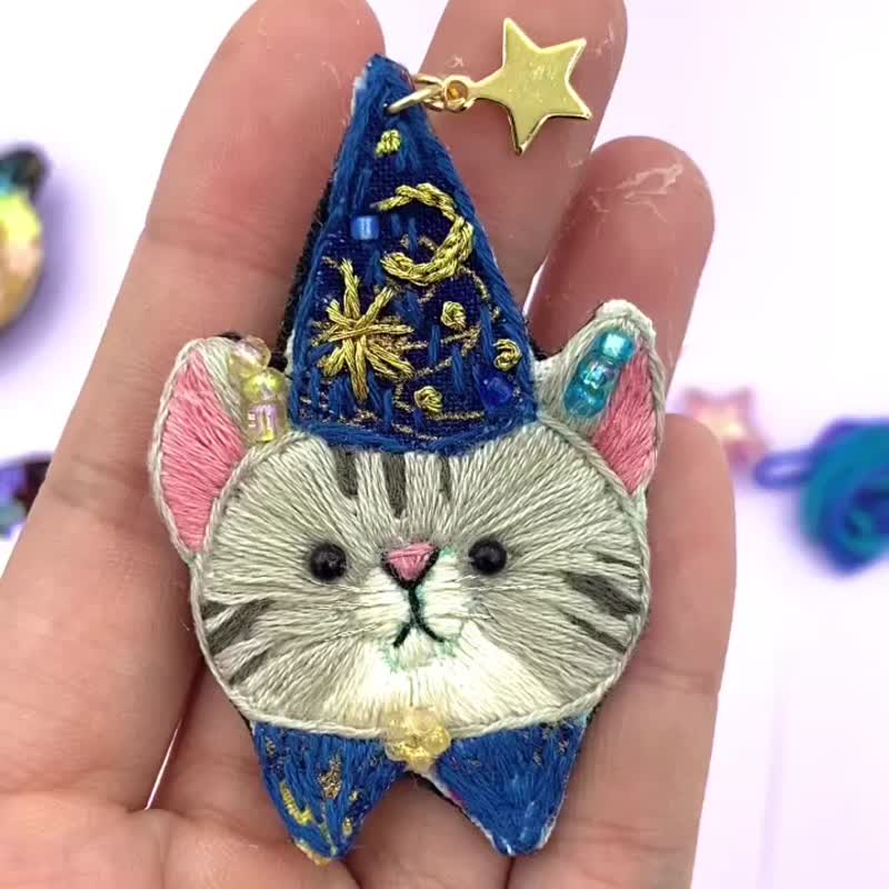 Magic cat cat hand embroidery brooch/keychain/hanging ornament/horsetail fork/hair fork (can be customized) - Brooches - Thread Blue