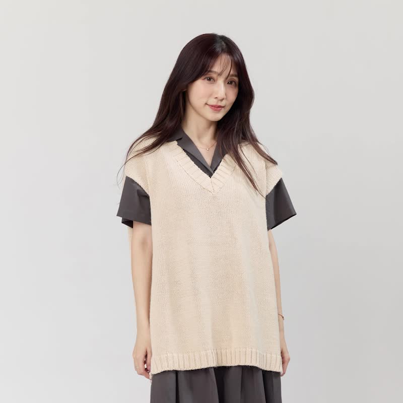 Denise V領小岔寬版針織毛衣背心/奶茶 - 女毛衣/針織衫 - 其他人造纖維 卡其色