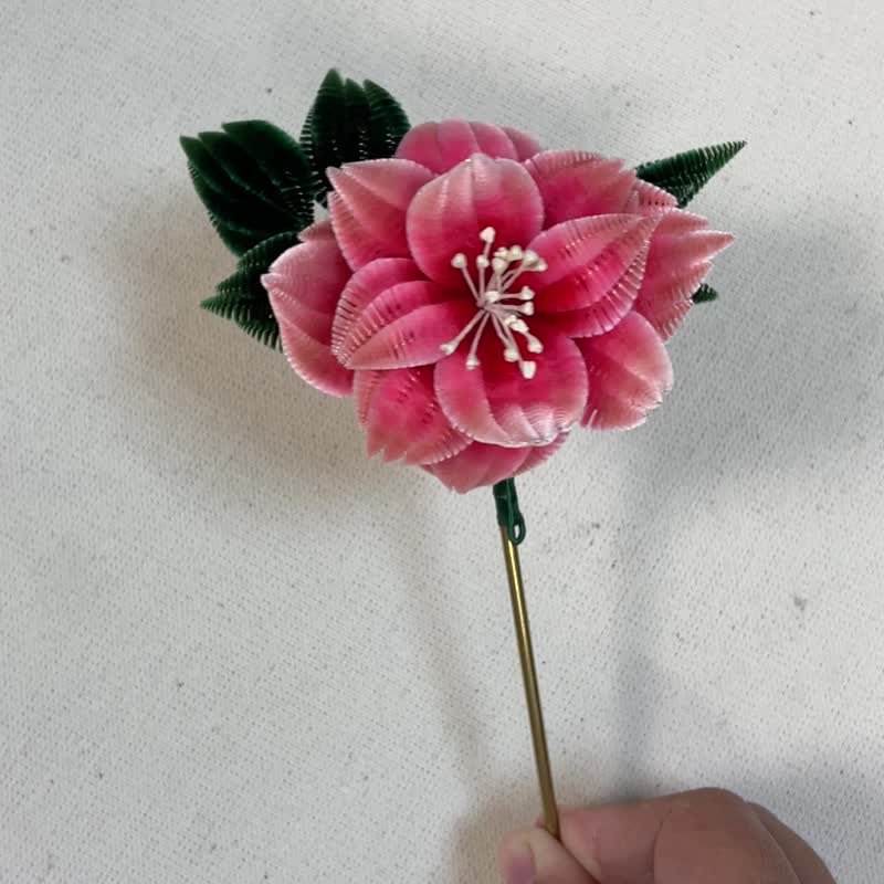 The intangible cultural heritage craftsmanship of velvet flower and mudan hairpin - Hair Accessories - Other Man-Made Fibers Red