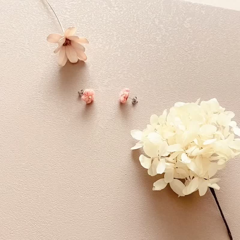 Crocheted Puff Flower Earrings Medical Steel Ear Pins - ต่างหู - ผ้าฝ้าย/ผ้าลินิน สึชมพู