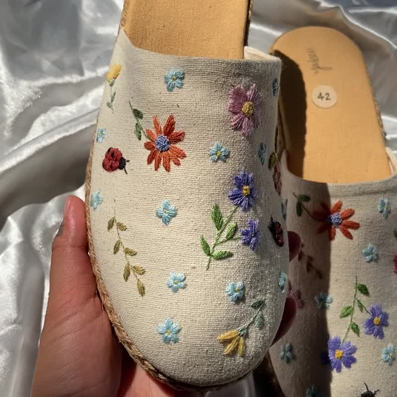 Hand Embroidered shoes - 女款休閒鞋 - 棉．麻 白色