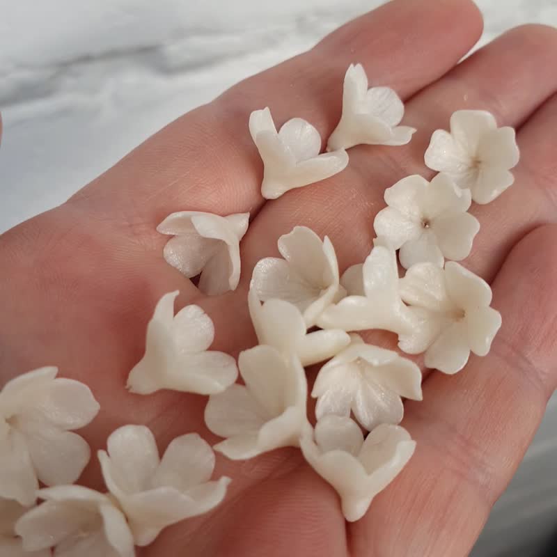 Pearl Flower Beads 5 petal Floral Beads polymer clay - 零件/散裝材料/工具 - 塑膠 白色
