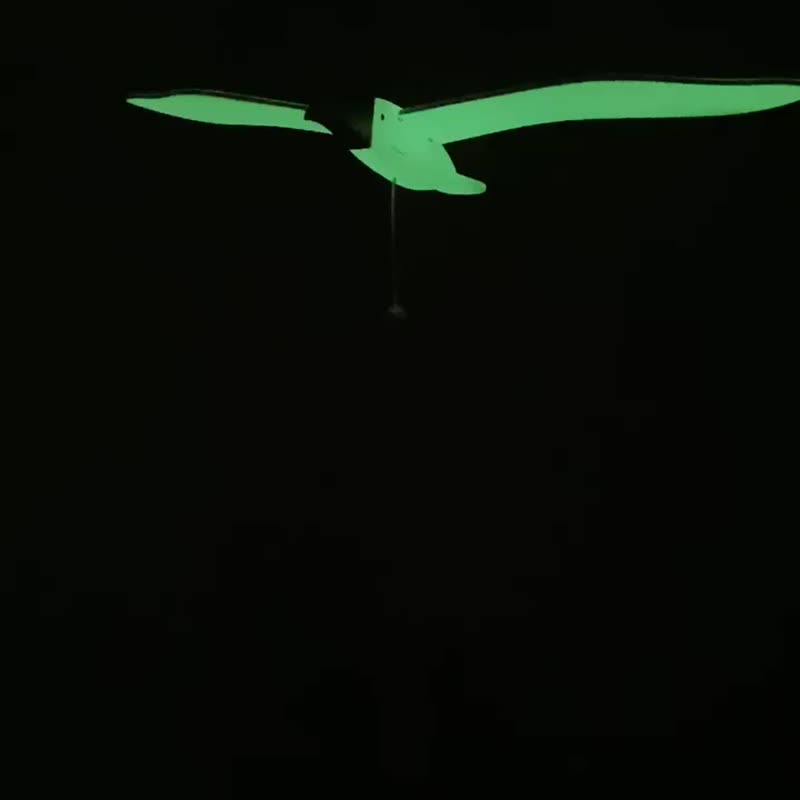 Luminous flying bird mobile; Hanging decor; Interior toy; Glow in the dark bird - 擺飾/家飾品 - 木頭 白色