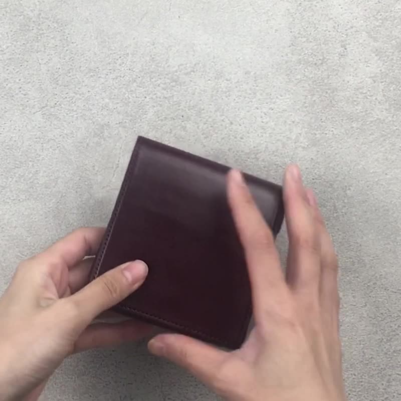 立ち上がるカードケースが特徴。小さく薄い二つ折り財布 - 銀包 - 真皮 多色