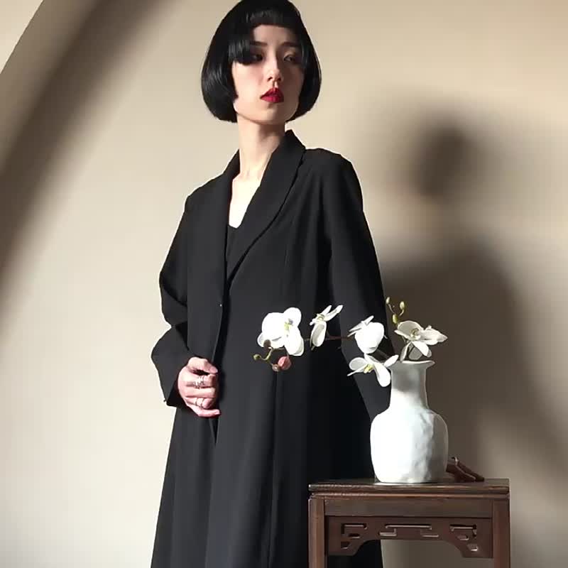黑色 一粒扣西裝領新中式長袍外套 寬鬆版型灑脫長款休閒風衣 - 女大衣/外套 - 聚酯纖維 黑色