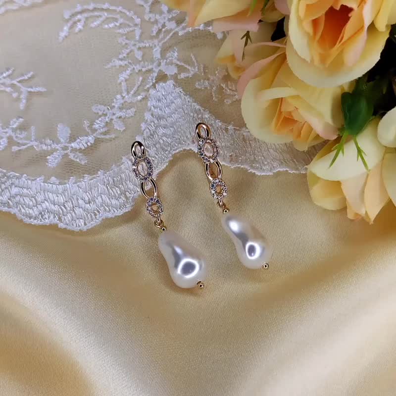 Pearl Swarovski Gold Earrings, Wedding Pearl Dangle Teardrop Cool Earrings - 耳環/耳夾 - 珍珠 白色