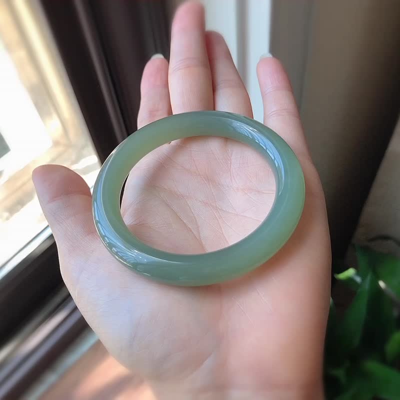 天然新疆和田玉冰湖水美玉鐲 圈口54mm 料子冰潤細膩 - 手鍊/手環 - 玉石