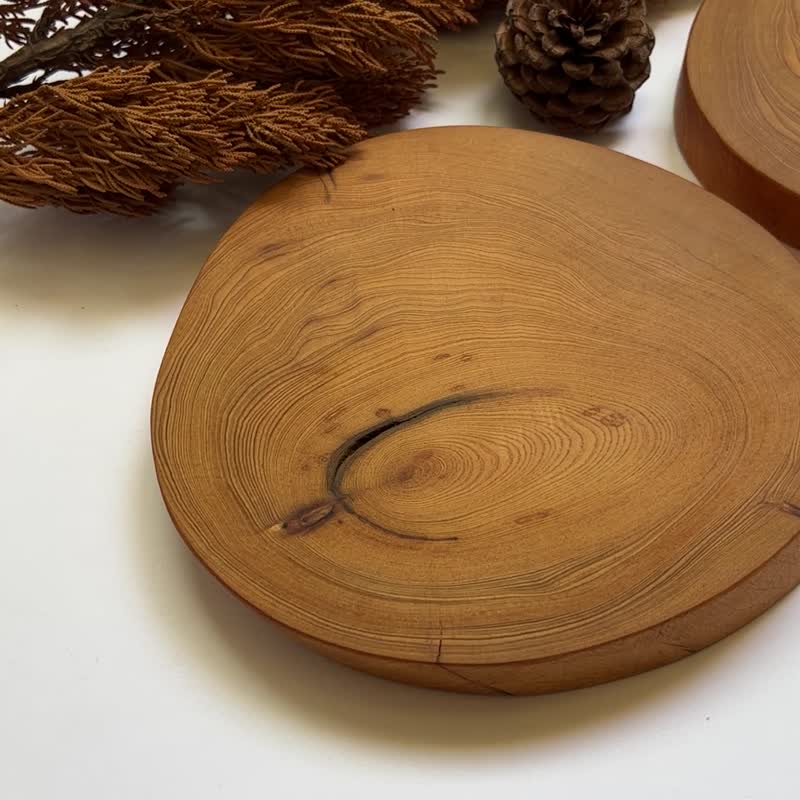 Taiwan red cypress root nodule naturally carved lotus hole coaster - handmade temperature / permanent wood fragrance - Coasters - Wood 