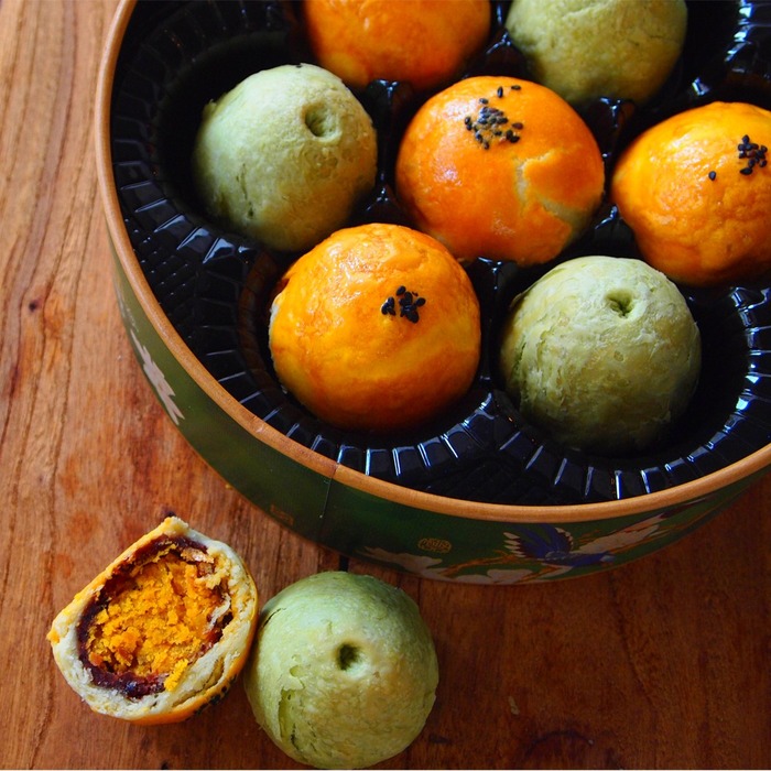 Egg yolk pastries and pomelo matcha mooncakes gift