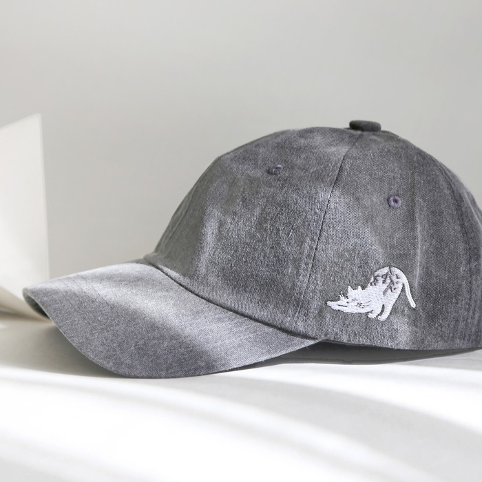 Gray baseball cap with embroidered cat