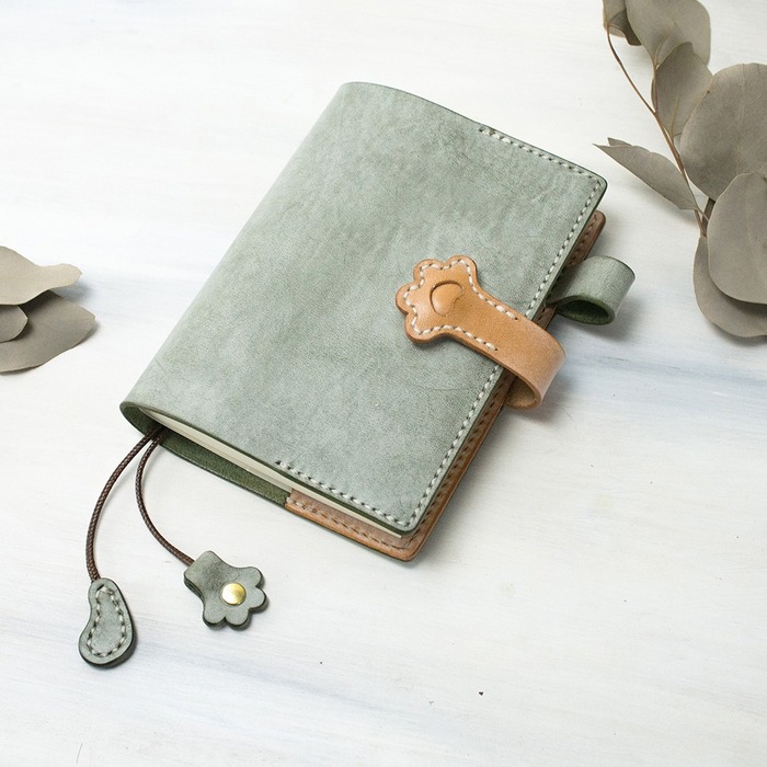 Notebook cover with a cat paw closing