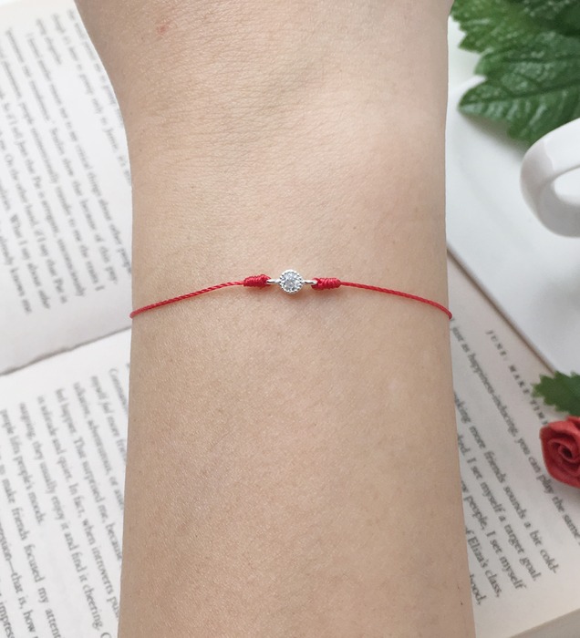 2018 horoscope and birthstone gifts for Aries: a diamond bracelet