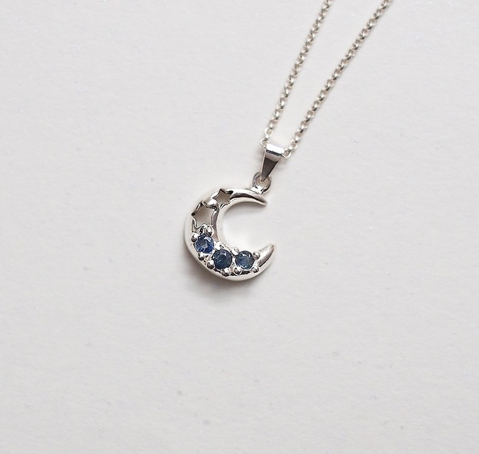 2018 horoscope and birthstones gifts for Virgo: sapphire necklace