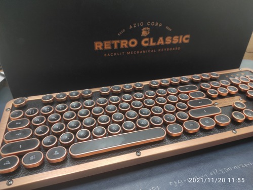 AZIO RETRO CLASSIC ARTISAN 牛皮打字機鍵盤中英鍵帽(BT藍牙版) - 設計 