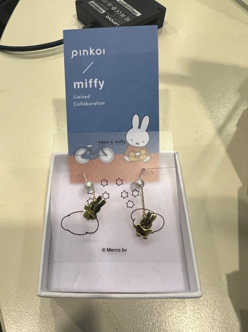 Pinkoi x miffy】ミッフィーとパールピアス ゴールド / ローズゴールド / シルバー - ショップ sdori ピアス・イヤリング -  Pinkoi