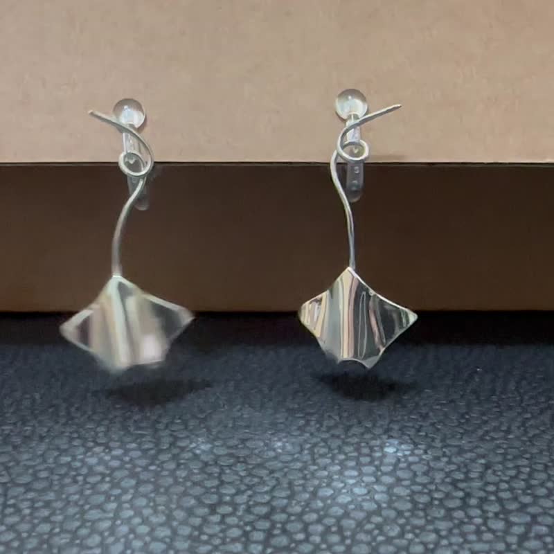 Handmade silver jewelry - Stingray shaped earrings, earrings, pendant earrings, clip-on earrings, 925 sterling silver - ต่างหู - เงินแท้ สีเงิน