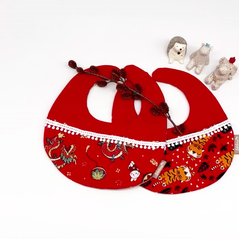 [Bibi Bear] Year of the Dragon Lace Red Surrounded Pocket Bag - ผ้ากันเปื้อน - ผ้าฝ้าย/ผ้าลินิน สีแดง