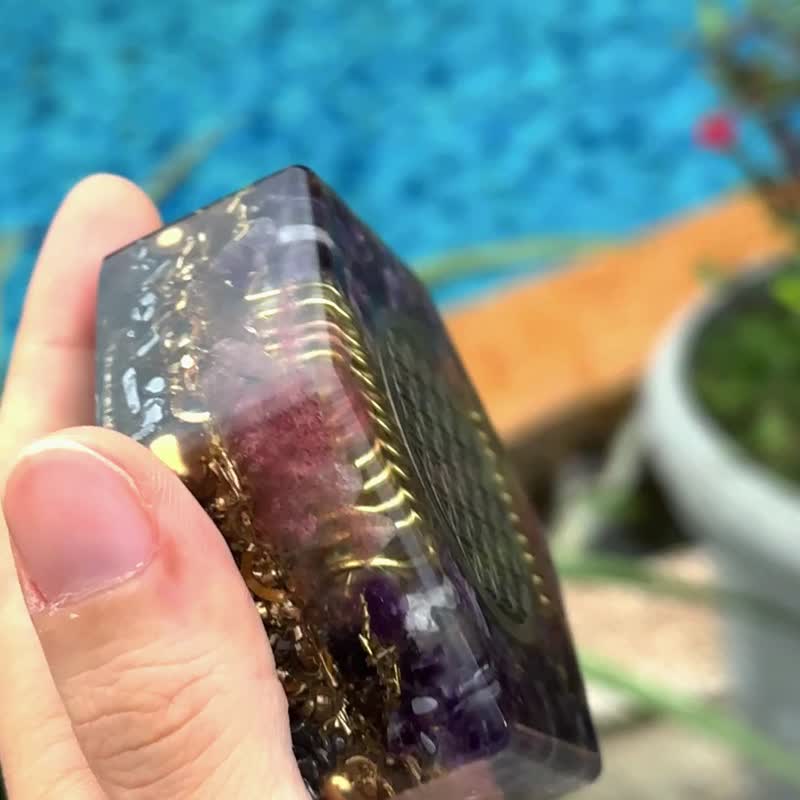 オルゴンエネルギーピラミッド｜フラワー・オブ・ライフ OM 神聖幾何学 六角形 インテリアオブジェ - 置物 - クリスタル パープル