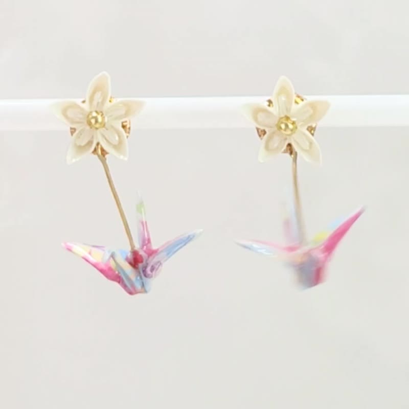 2way │小さな花と揺れる折り鶴の和風ピアス/イヤリング │白/水色/ピンク - 耳環/耳夾/耳骨夾 - 紙 多色