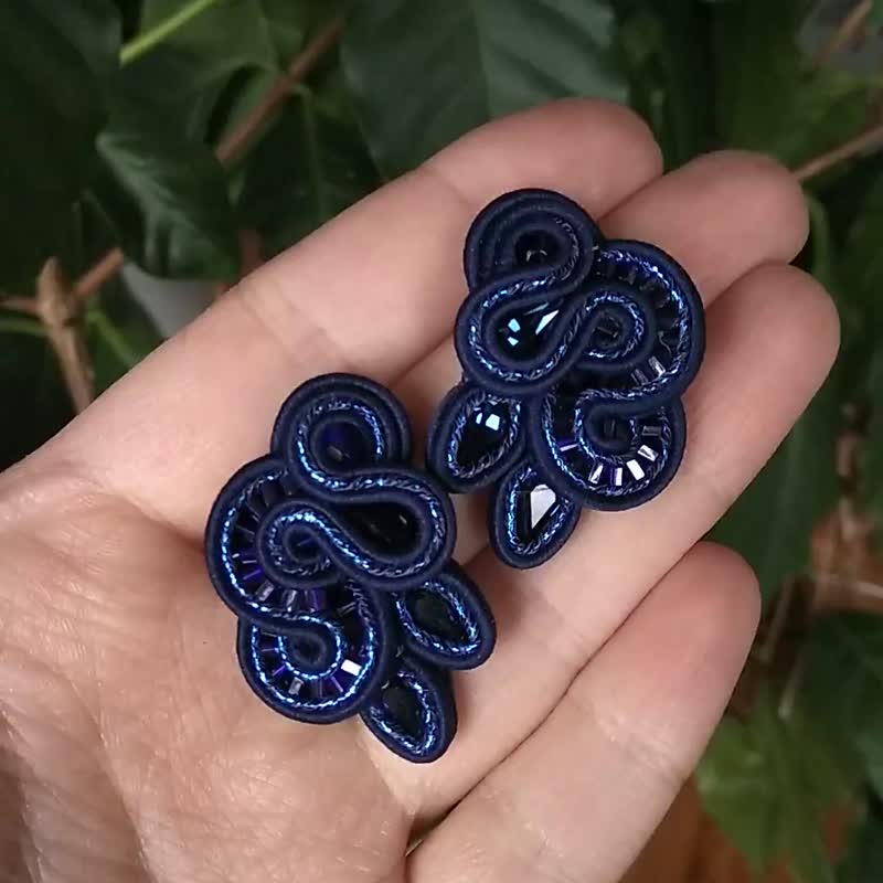 Asymmetric stud earrings in navy blue color - 耳環/耳夾/耳骨夾 - 其他材質 藍色