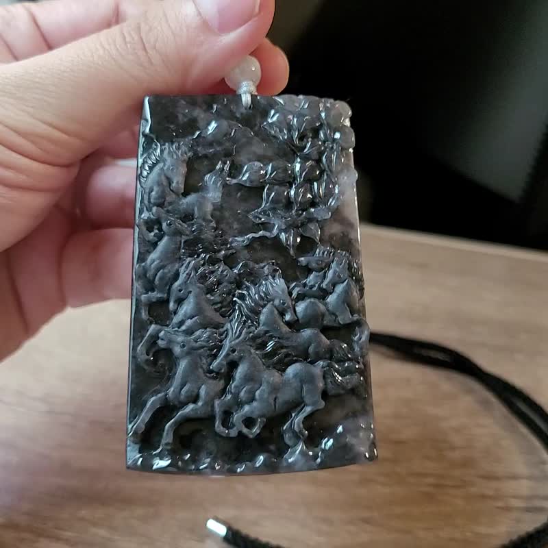 【純翠】天然翡翠 冰透黑烏雞雙拋美八駿圖項鍊 送禮首選 - 項鍊 - 玉石 黑色