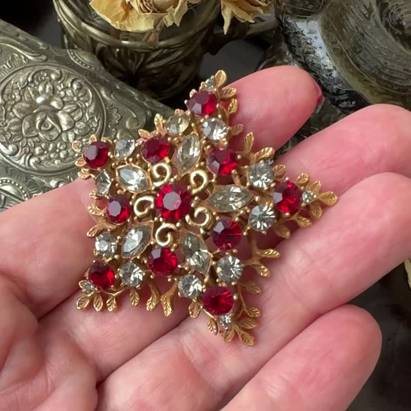 CORO Christmas Vintage Brooch Fivepointed Star Ruby Red Crystal Signed Gift Idea - เข็มกลัด - วัสดุอื่นๆ สีแดง