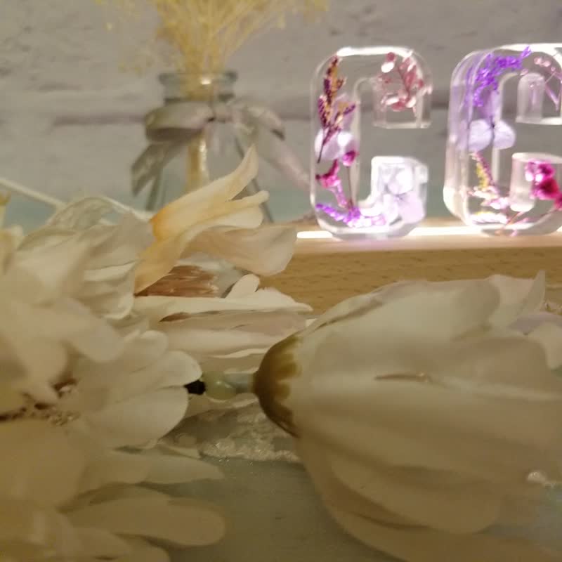 【全紫色】客製保鮮花字母小夜燈 紀念 移民 情人節禮物 字母燈 - 燈具/燈飾 - 樹脂 
