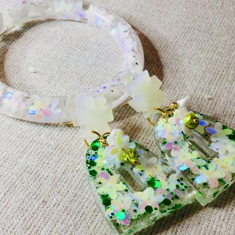 White flowers & glitters resin jewelry set, bangle and long drop earrings - 手鍊/手環 - 樹脂 