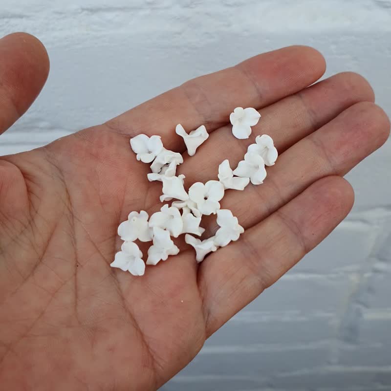 Small white flowers beads polymer clay 0.8-0.9 cm - 零件/散裝材料/工具 - 塑膠 白色