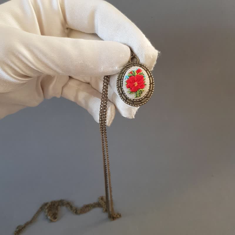 刺繡 珠寶 Ribbon embroidered pendant for her, red flower jewelry embroidery - 項鍊 - 絲．絹 紅色