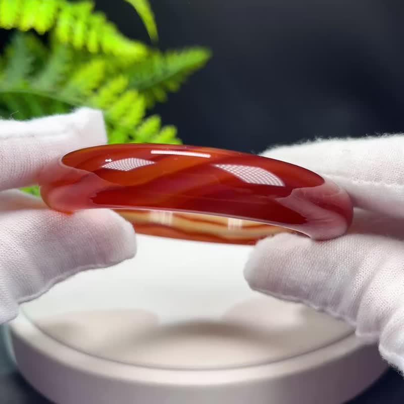 高品質 馬達加斯加紅瑪瑙手鐲 54MM 冰透幹凈千層花瓣紋 興旺亨通 - 手鍊/手環 - 半寶石 紅色