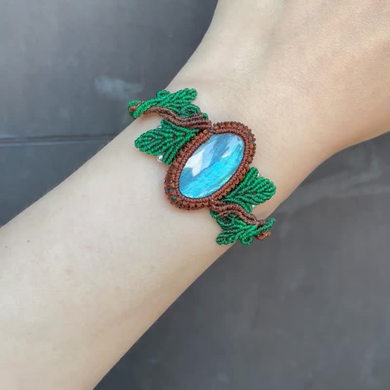 Wax thread woven blue labradorite leaf and rattan bracelet - สร้อยข้อมือ - คริสตัล สีน้ำเงิน