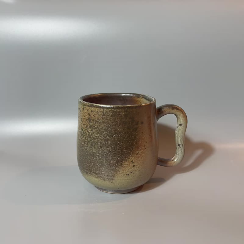 Wood-fired ancient dusty mug/beer mug/handmade by Xiao Pingfan - ถ้วย - ดินเผา 