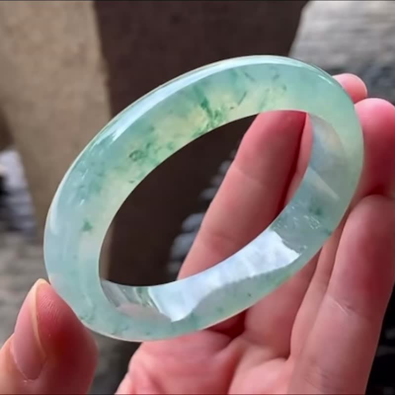 冰種翡翠天然翡翠玉鐲 A玉手鐲 玉鈪 • 冰種熒光飄花翡翠貴妃鐲 - 手鍊/手環 - 玉石 綠色