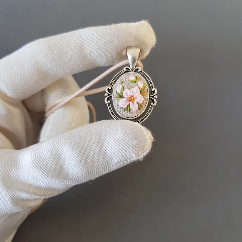 刺繡 珠寶 Ribbon embroidered pendant for her, handmade jewelry embroidery - 項鍊 - 絲．絹 粉紅色