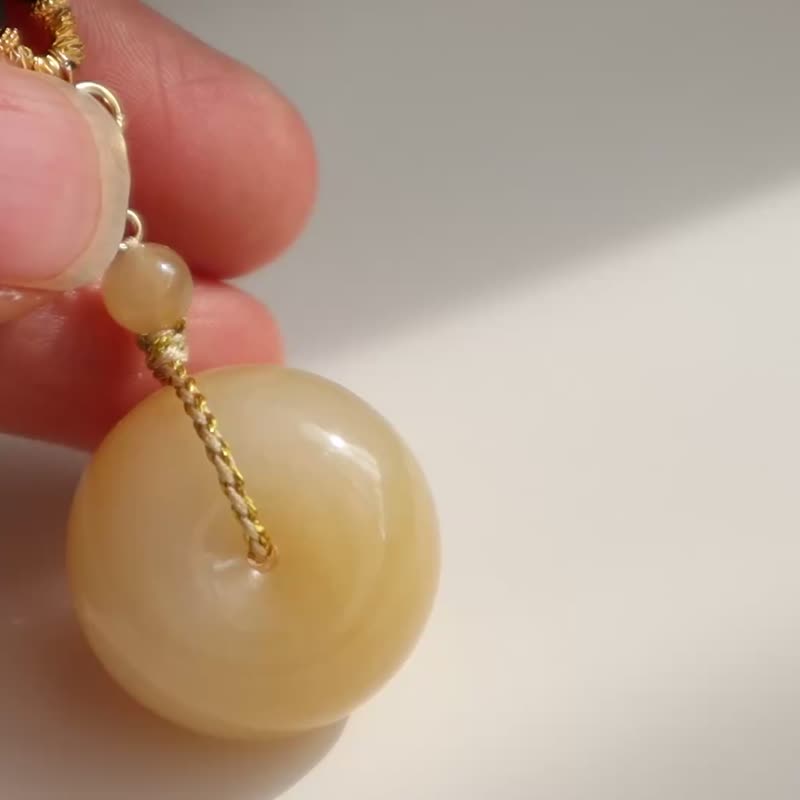 天然新疆糖料和田玉平安扣吊墜項鏈 精美黃金糖色面包圈 平安喜樂 - 項鍊 - 玉石 