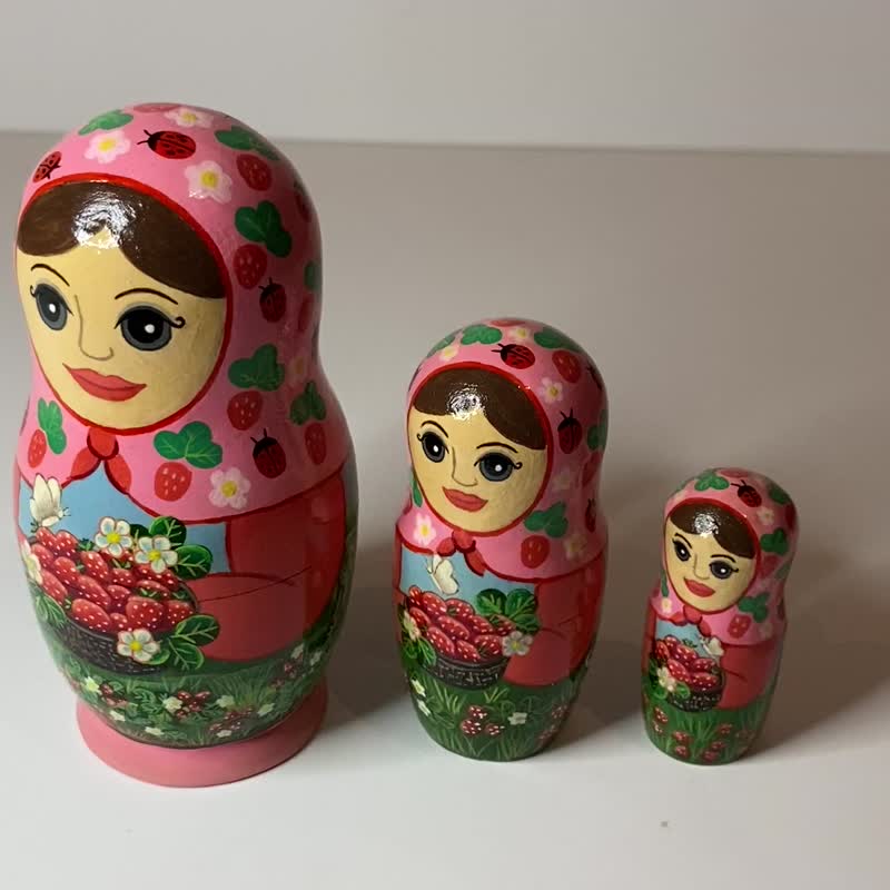 Matryoshka Summer nesting doll, wooden, red strawberry, farm painting - ของวางตกแต่ง - ไม้ สึชมพู