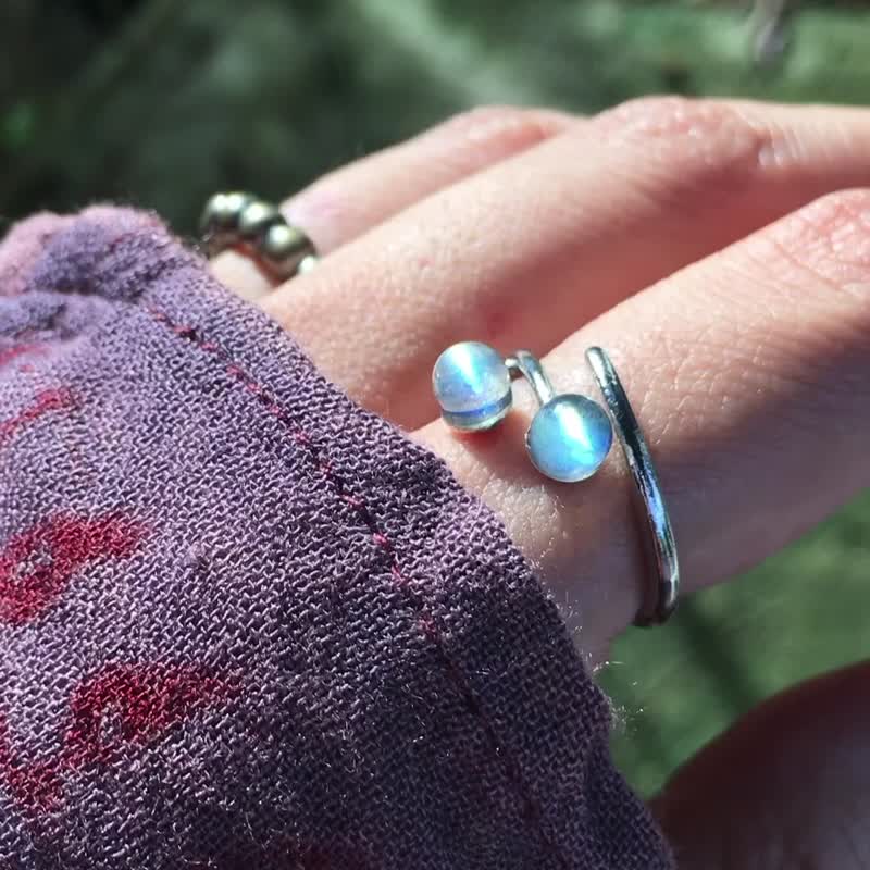 【Lost and find】Natural stone double ball rainbow light ocean blue light cat's eye labradorite ring - สร้อยข้อมือ - เครื่องเพชรพลอย สีน้ำเงิน