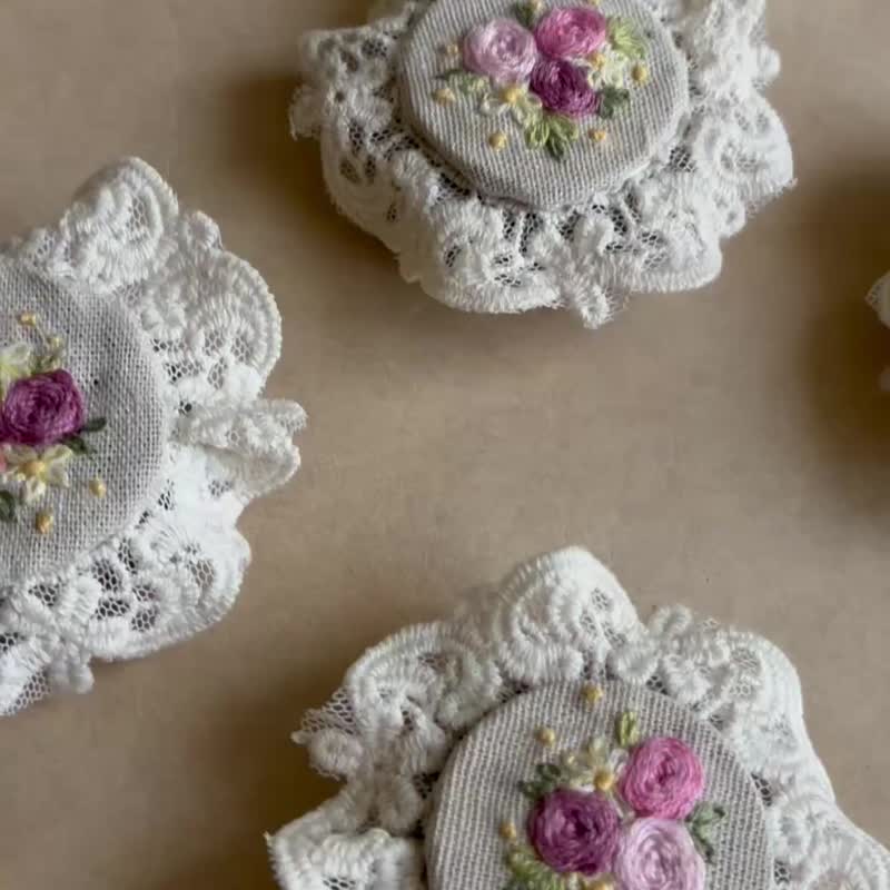 繡花古銅圓鐵盒 刺繡 手工 法繡 玫瑰 粉 古銅 - 居家收納/收納盒/儲物盒 - 繡線 粉紅色