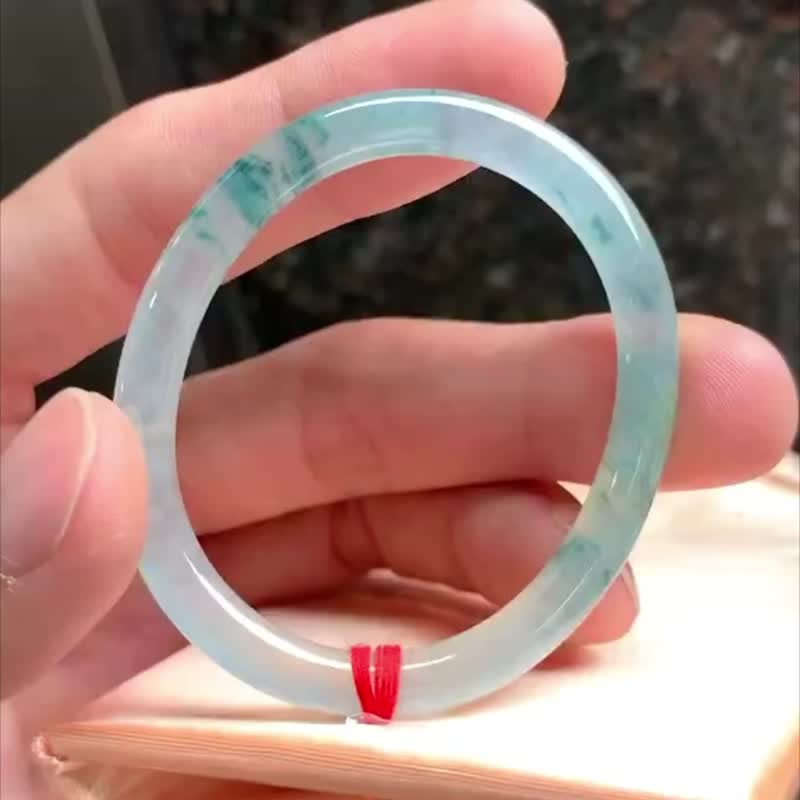 冰種翡翠天然翡翠玉鐲 A玉手鐲玉鈪 • 高冰種藍飄花翡翠貴妃鐲 - 手鍊/手環 - 玉石 藍色