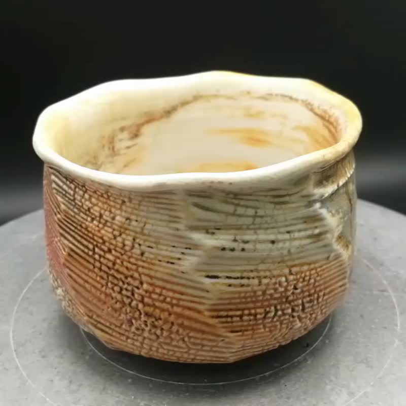 hand-thrown/wood-fired/teabowl/natural ash glaze/flame marks/ideal gift/keepsake - ถ้วย - ดินเผา สีทอง