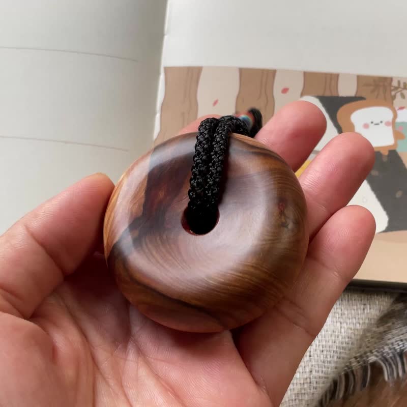 [Peace Buckle] Taiwanese Calocedrus Macrolepis Pendant, Keychain, Backpack Charm - Charms - Wood Multicolor