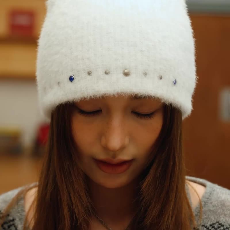 鉚釘仿貂毛毛帽 毛帽 秋帽 冬帽 女生毛帽 柔軟舒適 貂毛感 帽子 - 帽 - 聚酯纖維 白色