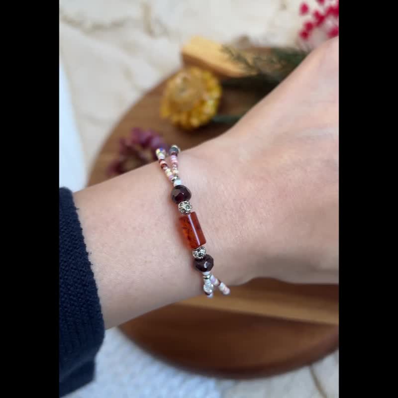 ガーネット、バルト海産琥珀、グラスビーズ x 天然石ビーズブレスレット - ブレスレット - 半貴石 レッド