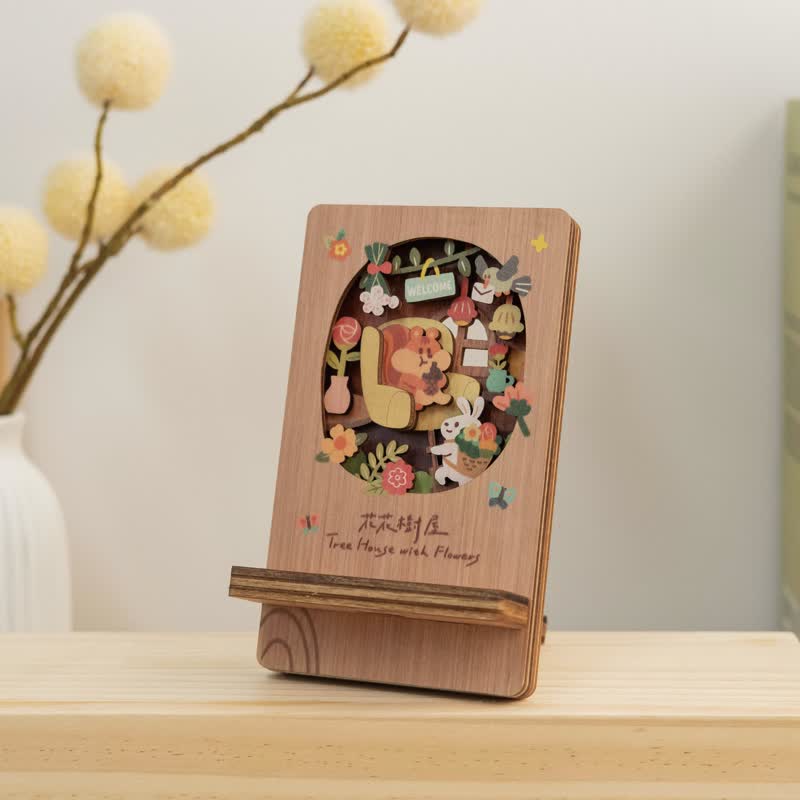 [Micro Scenery Mobile Phone Holder-Huahua Tree House] Taiwan Souvenirs/Business Card Holder/Office Souvenirs - Phone Stands & Dust Plugs - Wood Multicolor