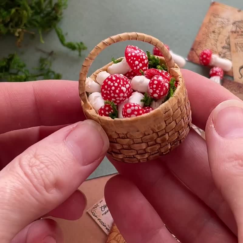 Miniature basket with fly agarics on a scale of 1:12 - ตุ๊กตา - วัสดุอื่นๆ หลากหลายสี