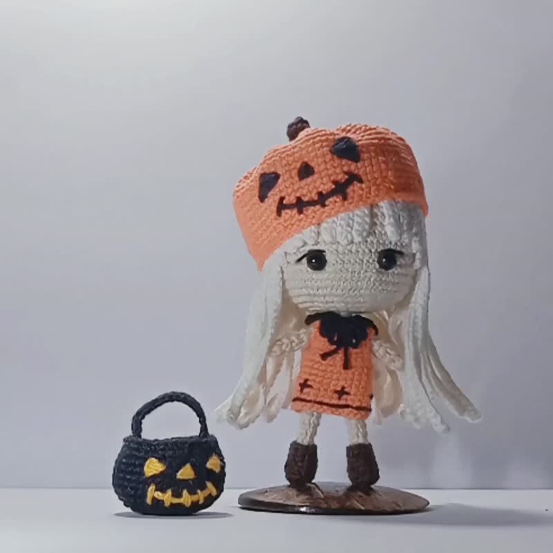 ハロウィンのニット人形、カボチャの衣装 - 人形・フィギュア - その他の素材 オレンジ