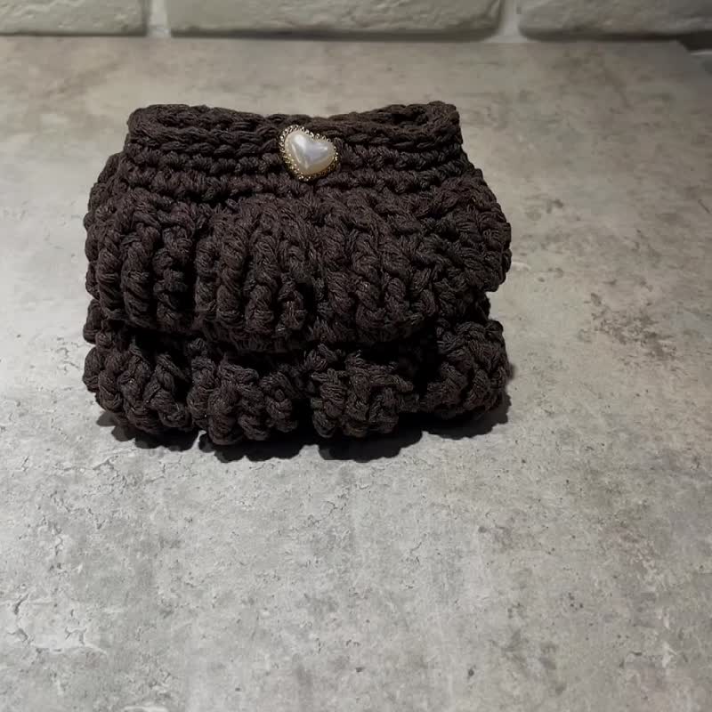 Mini cosmetic bag crochet handmade crochet - กระเป๋าเครื่องสำอาง - ผ้าฝ้าย/ผ้าลินิน สีนำ้ตาล